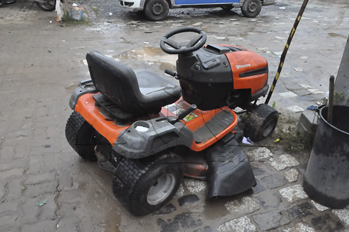 LOTE 001 - TRATOR CORTADOR DE GRAMA - HUSQVARNA - LINHA LT- LTK 17.5D