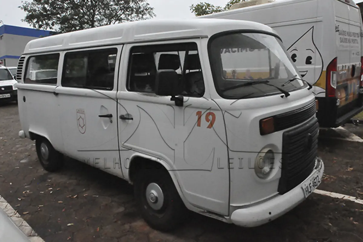 LOTE 008 - VW KOMBI - PLACA HLF4672 - ANO 2010 2011