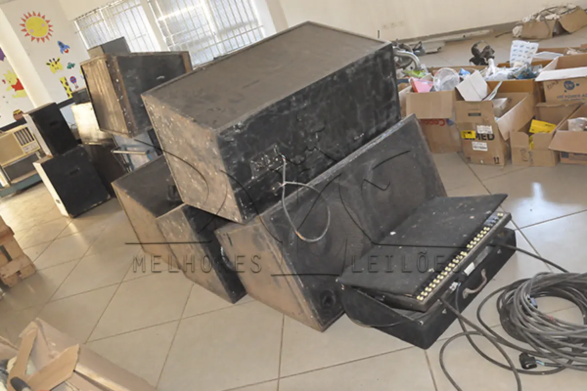 LOTE 031 - SUCATA EQUIPAMENTOS DE SONORIZAÇÃO E ILUMINAÇÃO