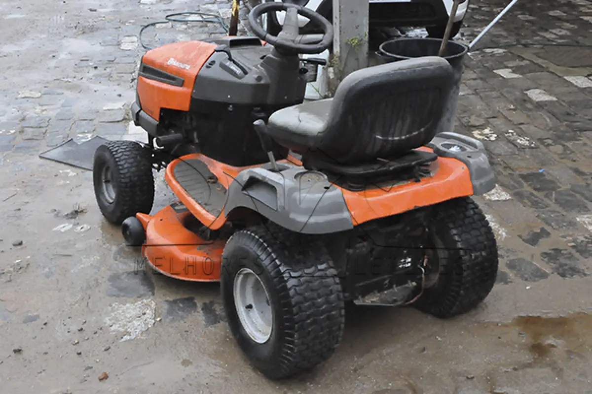 LOTE 001 - TRATOR CORTADOR DE GRAMA - HUSQVARNA - LINHA LT- LTK 17.5D