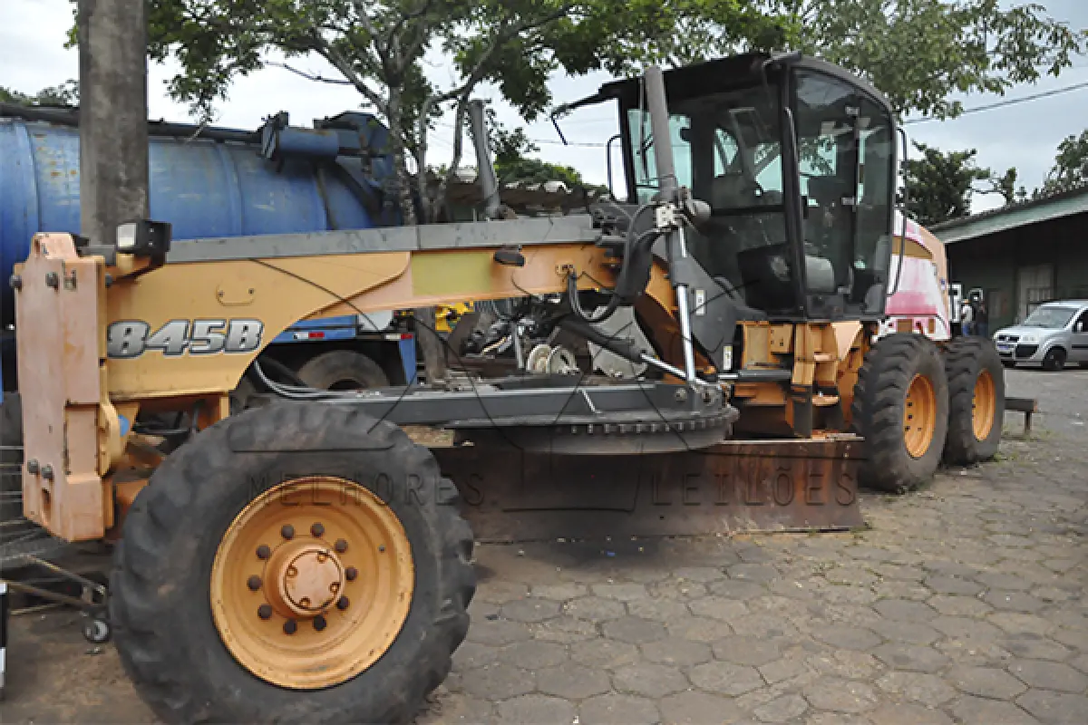LOTE 009 - MOTONIVELADORA CASE 845B - ANO 2014