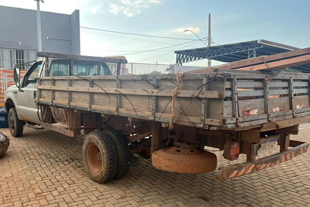 LOTE 011 - FORDF4000 G - PLACA DBB1F67 - ANO 2004 2005