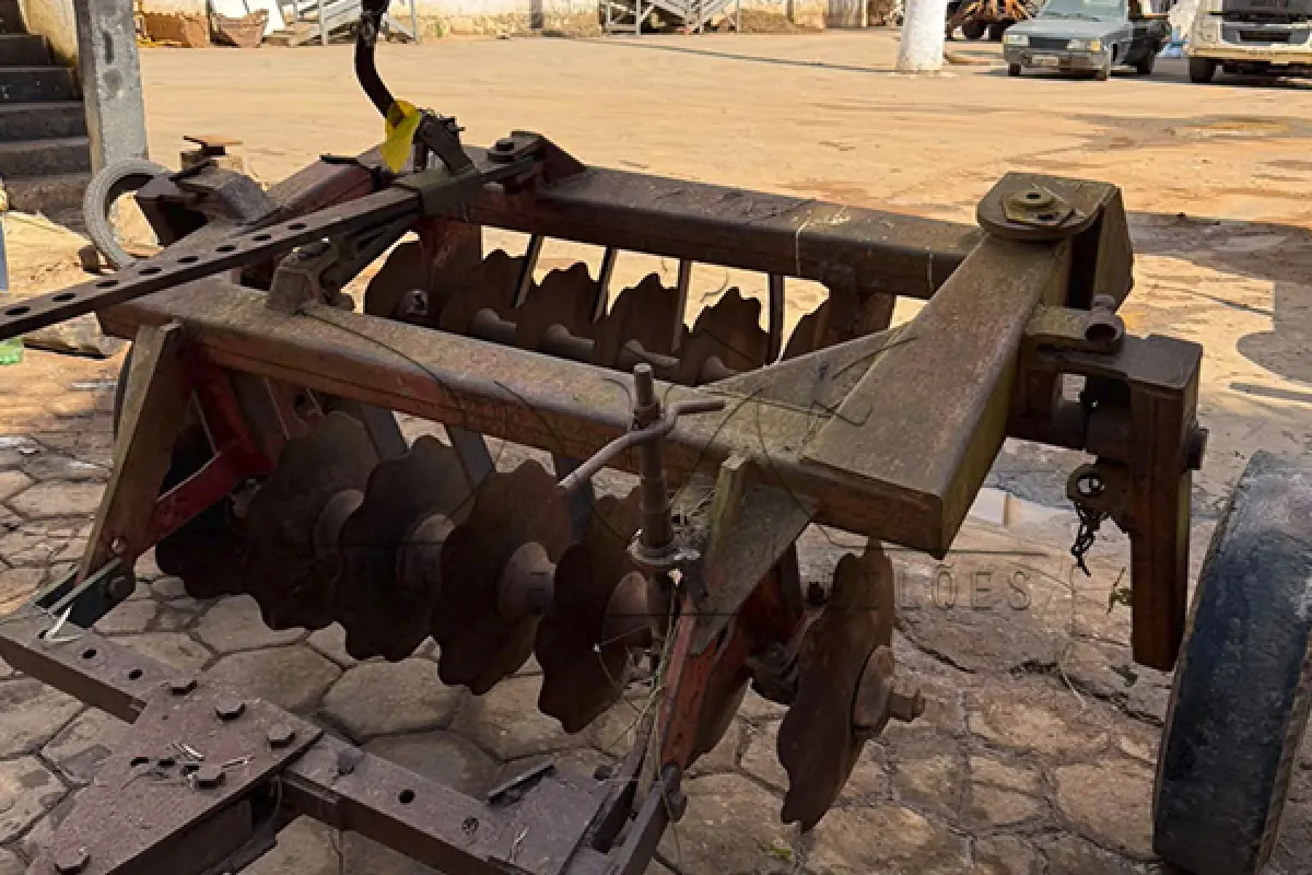 LOTE 009 - TRATOR MASSEY FERGUSONANO 200 – ANO 2002