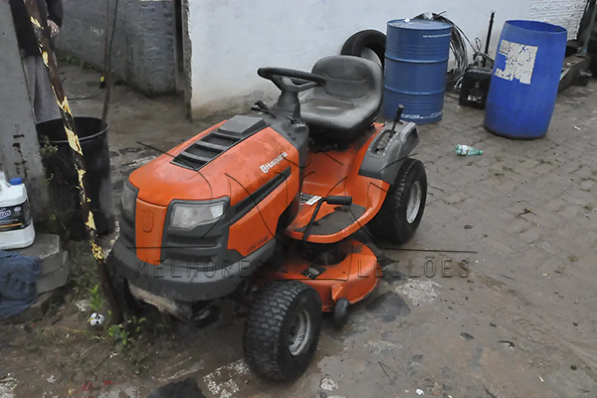 LOTE 001 - TRATOR CORTADOR DE GRAMA - HUSQVARNA - LINHA LT- LTK 17.5D