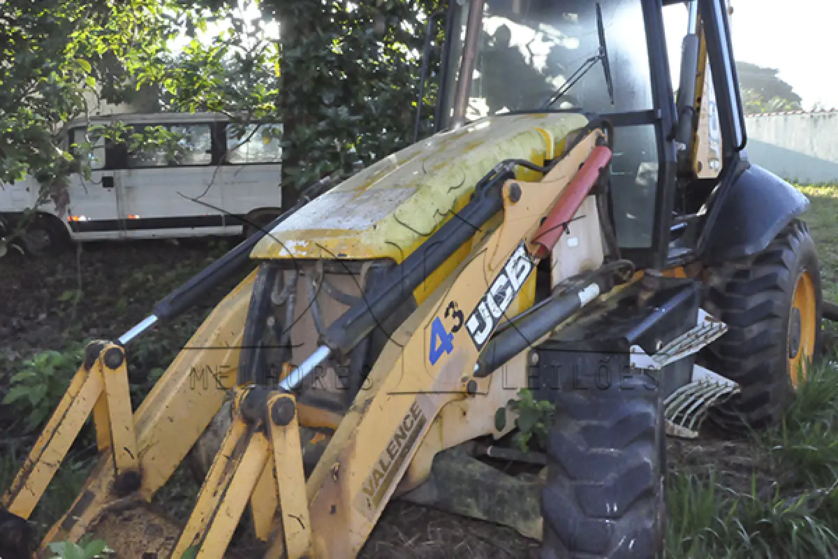 LOTE 023 - JCB RETROESCAVADEIRA 3CX 4X4 VALENCE 43 - ANO 2012