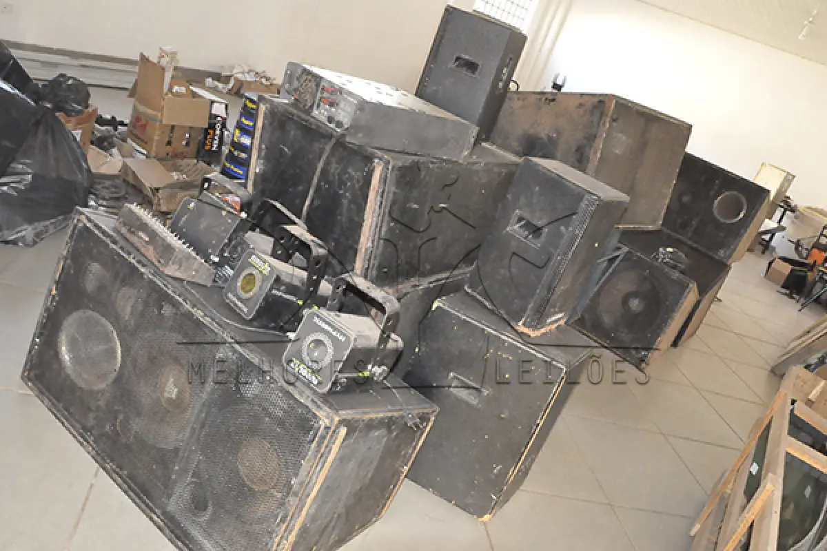 LOTE 031 - SUCATA EQUIPAMENTOS DE SONORIZAÇÃO E ILUMINAÇÃO