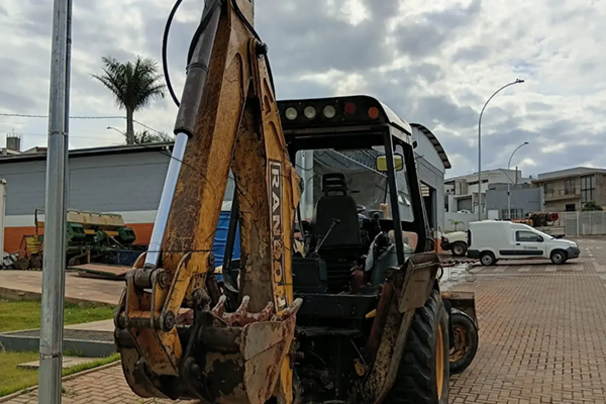 LOTE 015 - RETRO ESCAVADEIRA RD 406 ADVANCED - ANO 2011