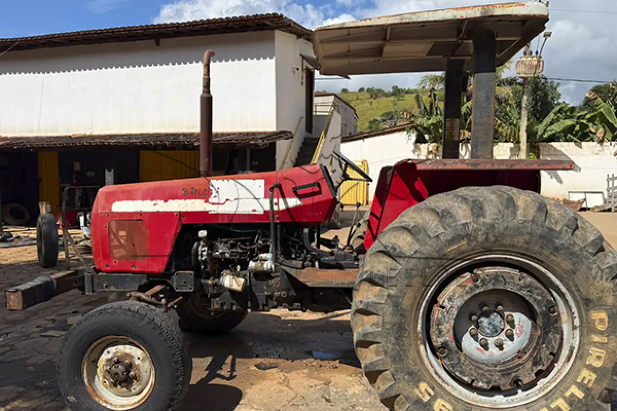 LOTE 009 - TRATOR MASSEY FERGUSONANO 200 – ANO 2002