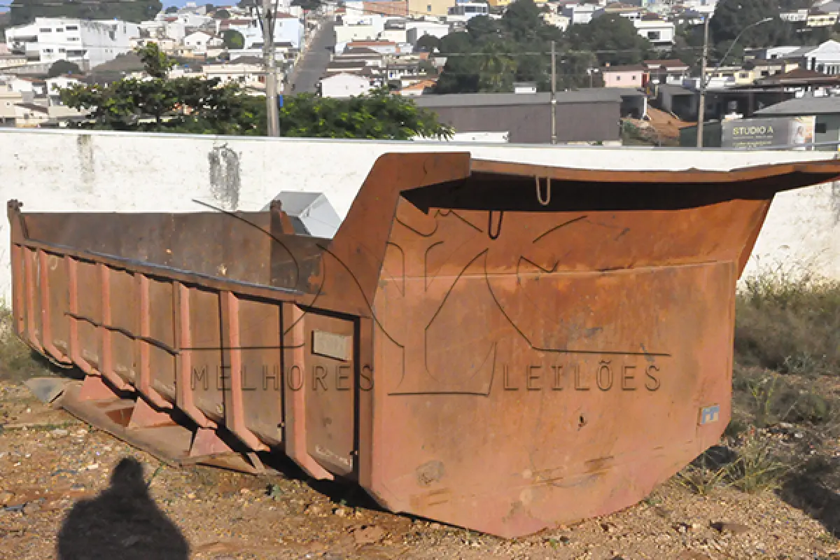 LOTE 026 - SUCATA CAÇAMBA - ROLO COMPACTADOR - FERRAGEM – MADEIRA