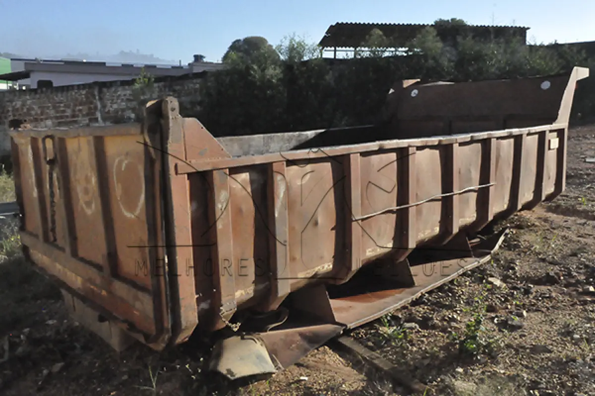 LOTE 026 - SUCATA CAÇAMBA - ROLO COMPACTADOR - FERRAGEM – MADEIRA