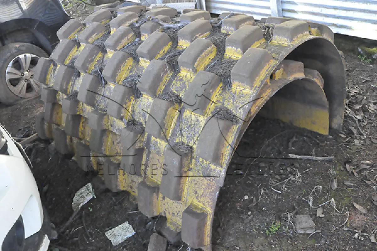 LOTE 026 - SUCATA CAÇAMBA - ROLO COMPACTADOR - FERRAGEM – MADEIRA