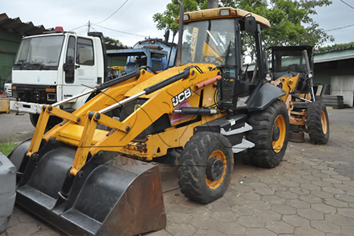 LOTE 008 - RETRO ESCAVADEIRA JCB 214E 3C 4X4 - ANO 2014