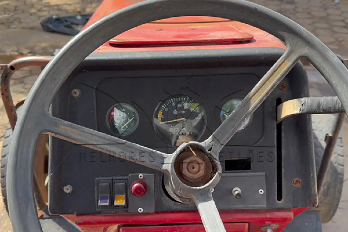 LOTE 009 - TRATOR MASSEY FERGUSONANO 200 – ANO 2002