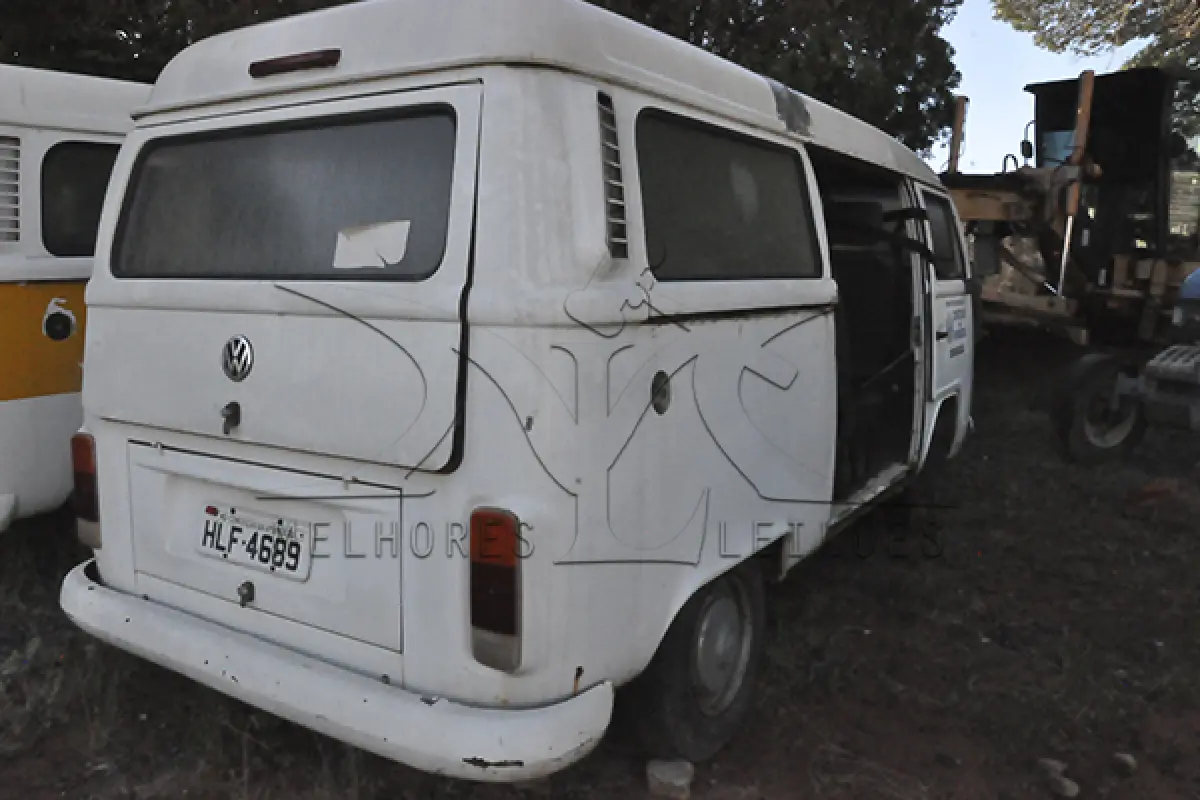 LOTE 013 - VW KOMBI - ANO 2010 2010 - PLACA HLF4689
