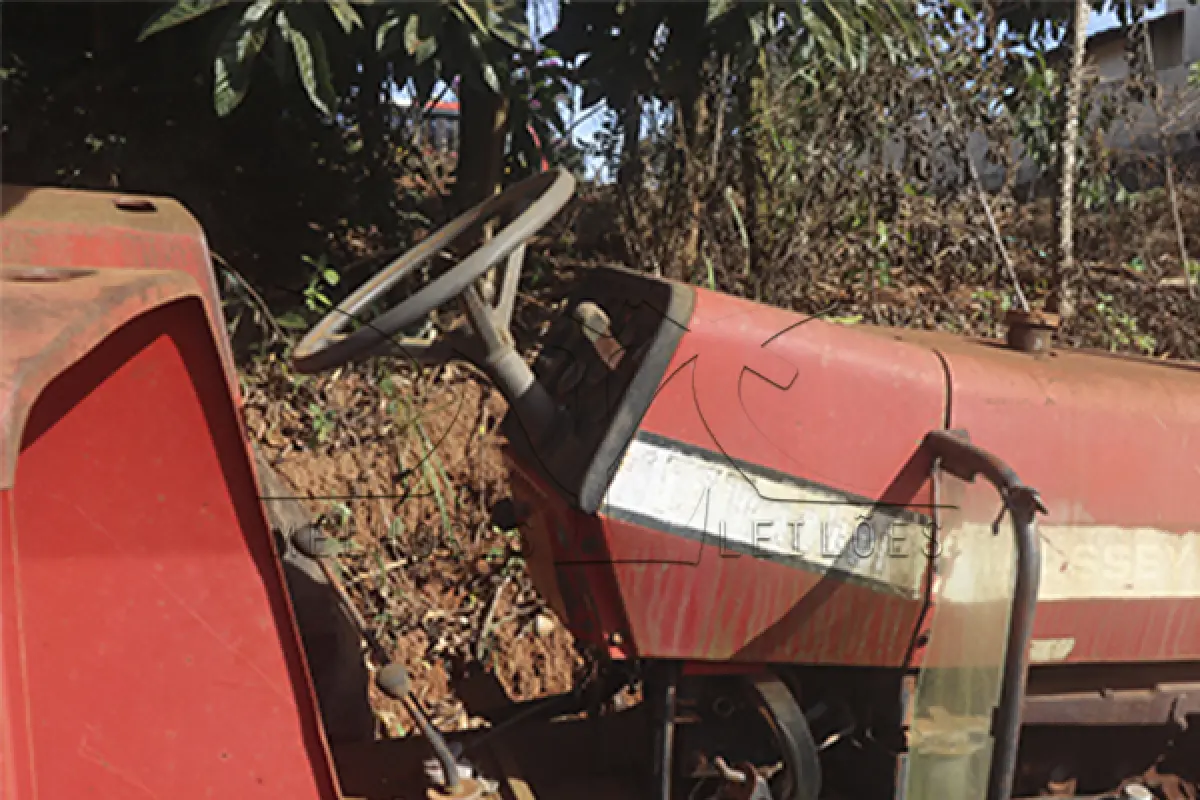 LOTE 017 - SUCATA TRATOR MASSEY FERGUSON 233 - SEM ANO