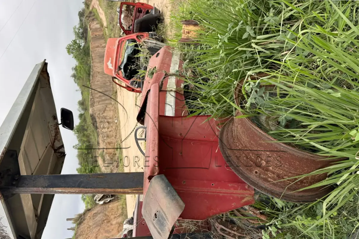 LOTE 003 - SUCATA TRATOR