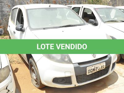 LOTE 028 - RENAULT SANDERO AUT1016V - PLACA OQM-8235 - 2013 2014