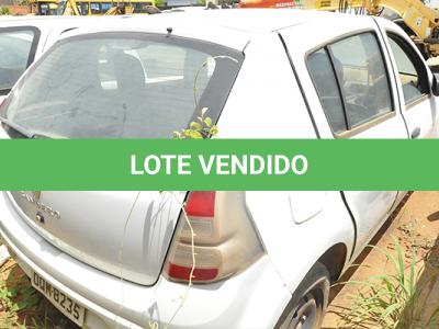 LOTE 028 - RENAULT SANDERO AUT1016V - PLACA OQM-8235 - 2013 2014