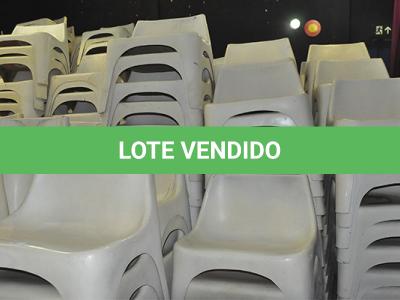 LOTE 005 - MONTANTE DE CADEIRAS EM FIBRA DE VIDRO