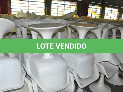 LOTE 005 - MONTANTE DE CADEIRAS EM FIBRA DE VIDRO