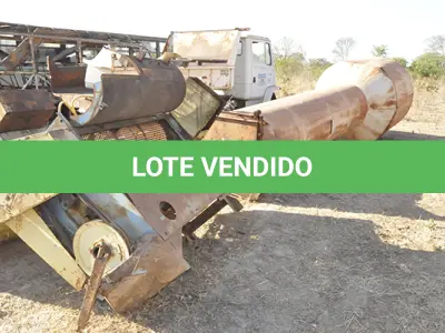 LOTE 047 - SUCATA - CAIXA D'AGUA DE FERRO E DEBULHADOR DE MILHO