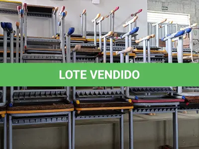 LOTE 014 - SUCATA DE MOBILIA ESCOLAR