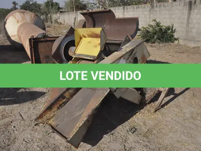 LOTE 047 - SUCATA - CAIXA D'AGUA DE FERRO E DEBULHADOR DE MILHO