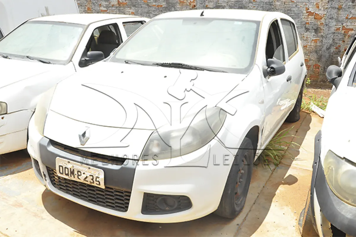 LOTE 028 - RENAULT SANDERO AUT1016V - PLACA OQM-8235 - 2013 2014