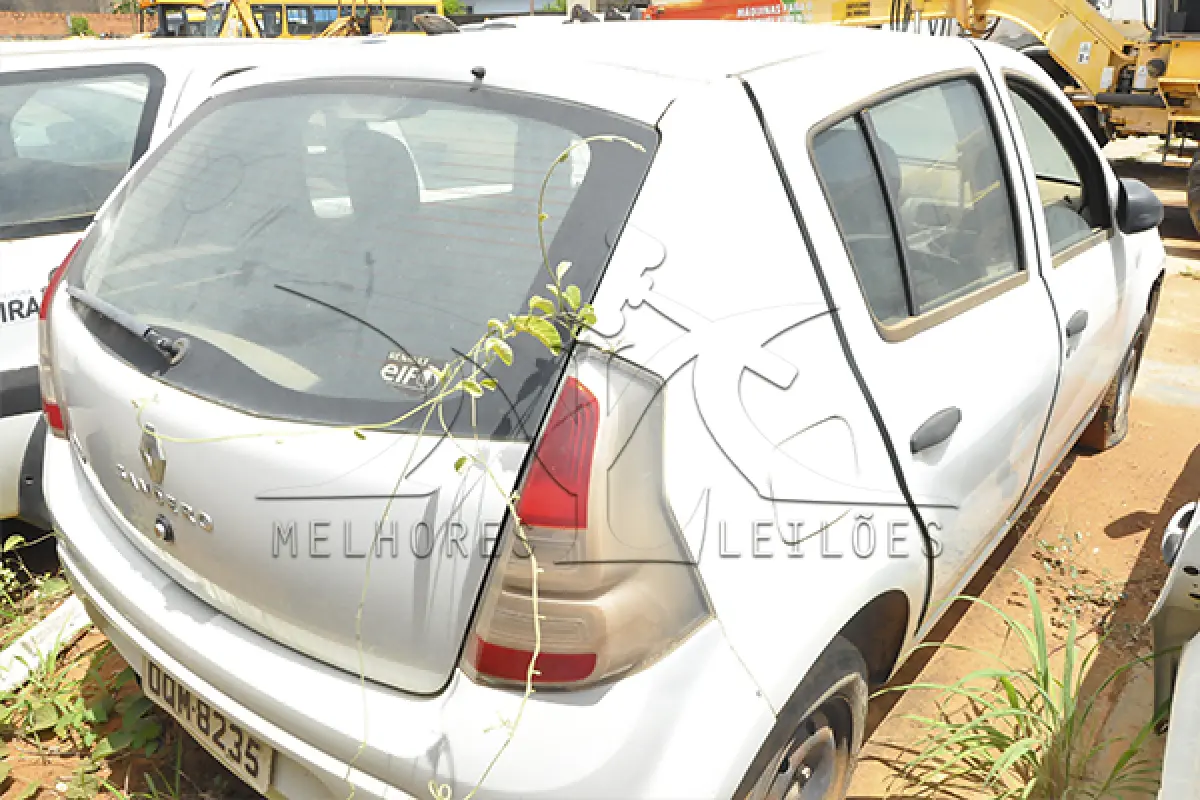 LOTE 028 - RENAULT SANDERO AUT1016V - PLACA OQM-8235 - 2013 2014