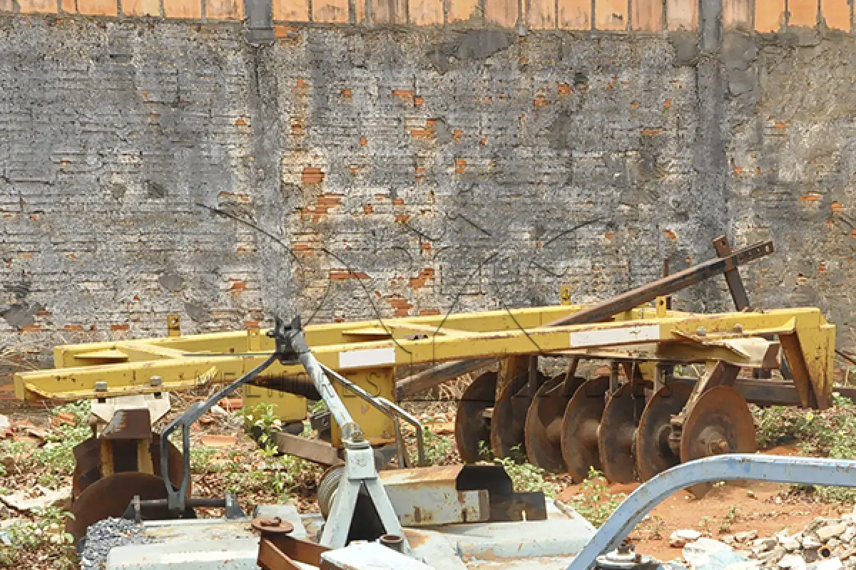 LOTE 010 - 1 MINI ROLO COMPRESSO, 3 IMPLEMENTOS E 1 BICICLETA ELETRICA