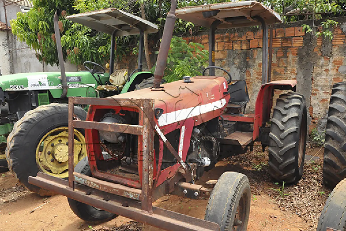 LOTE 004 - TRATOR MASSEY FERGUNSON ON 265 - ANO S.ID