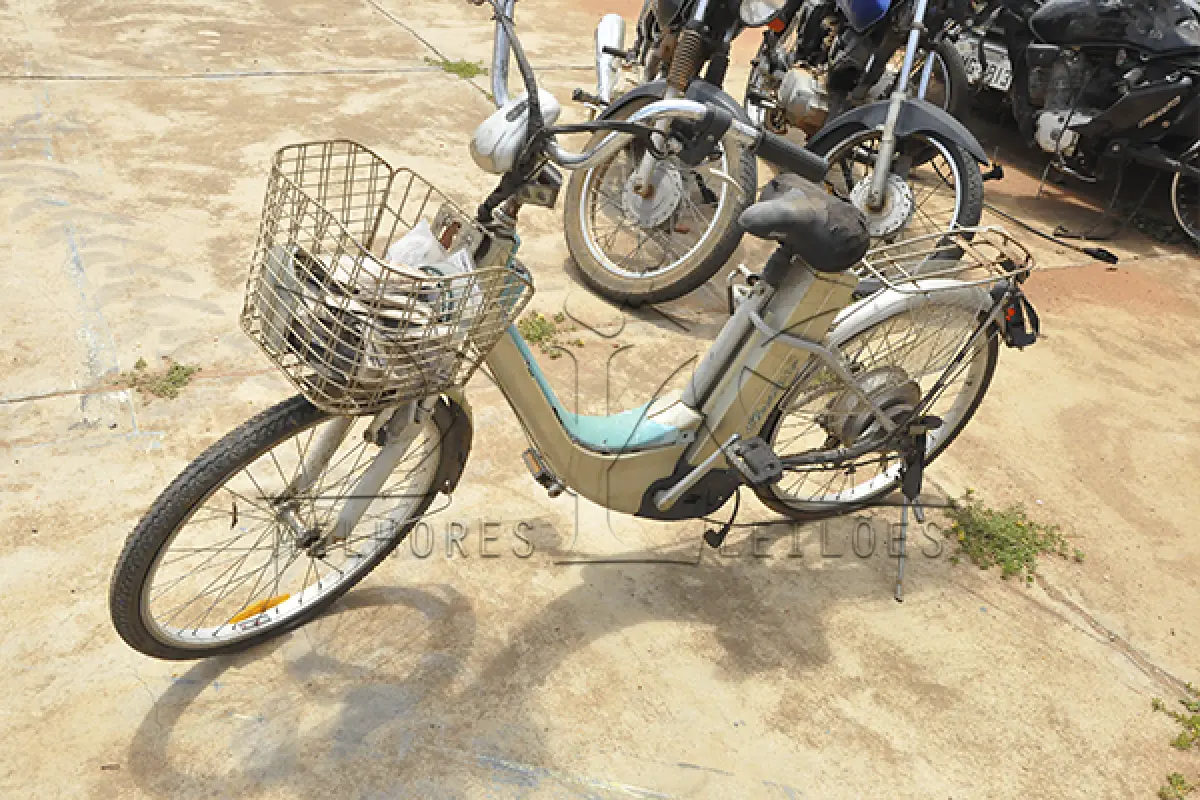 LOTE 010 - 1 MINI ROLO COMPRESSO, 3 IMPLEMENTOS E 1 BICICLETA ELETRICA