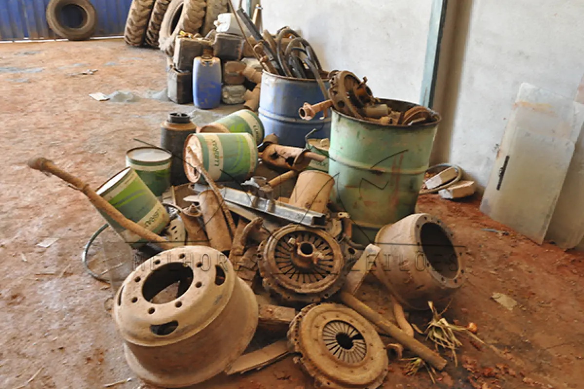 LOTE 007 - SUCATA DE BATERIAS, PNEUS E PEÇAS