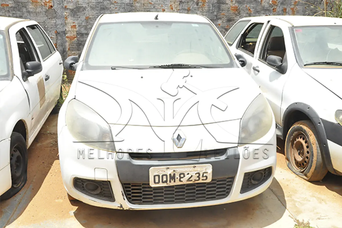 LOTE 028 - RENAULT SANDERO AUT1016V - PLACA OQM-8235 - 2013 2014