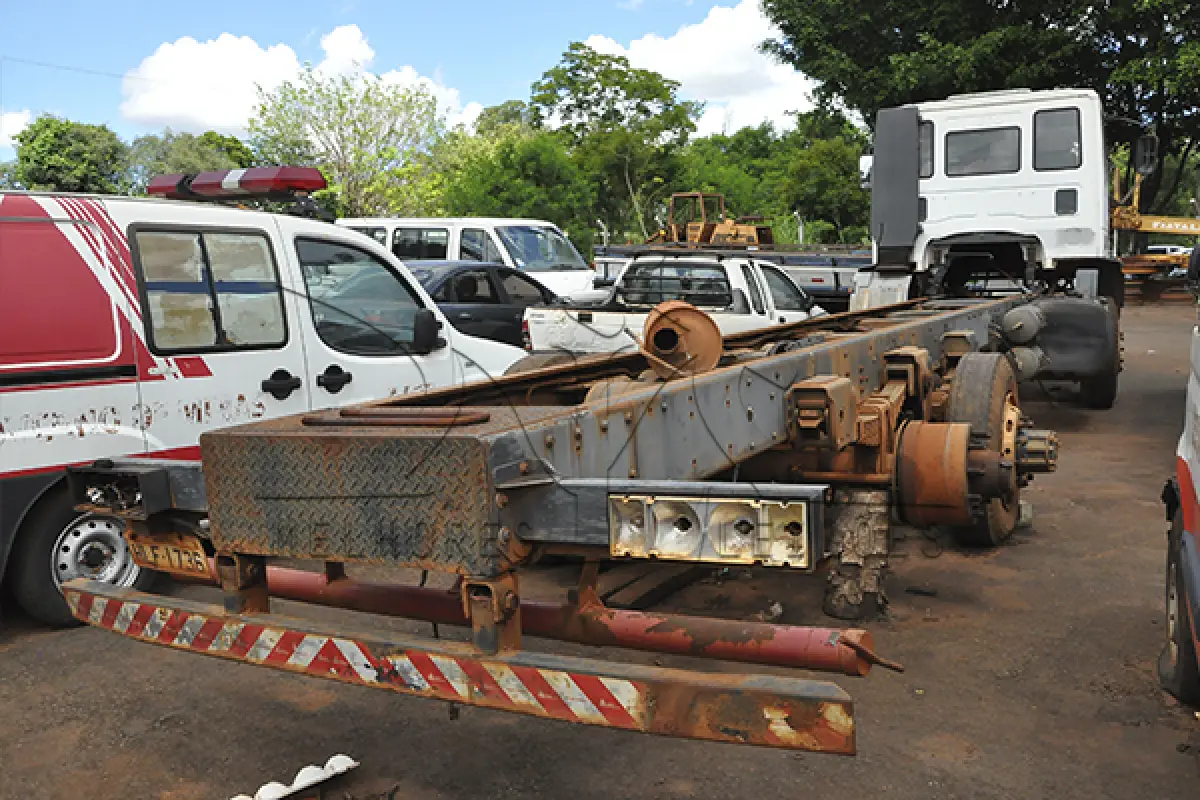 LOTE 035 - Iveco Eurocargo 230E24 - 2009 2009 - Branca - HLF-1736
