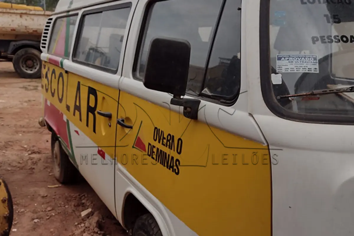 LOTE 004 - VW KOMBI ESCOLAR - PLACA HLF6313 - ANO 2011 2012