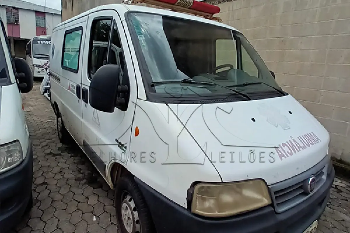 LOTE 002 - FIAT CAMINHONETE AMBULANCIA - PLACA PVM-3167 - ANO 2014 2015 - COR BRANCA