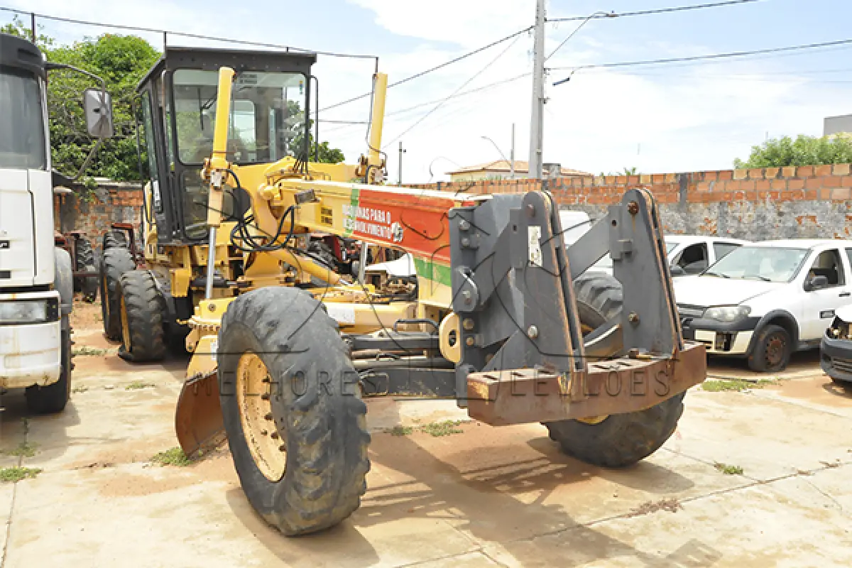 LOTE 009 - MOTONIVELADORA - RG140.B BASE – ANO 2006