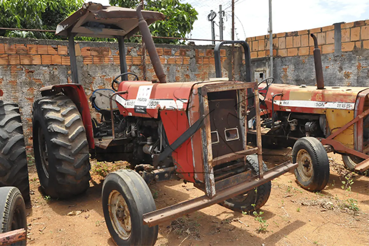 LOTE 002 - TRATOR MASSEY FERGUNSON ON 265 – ANO S.ID