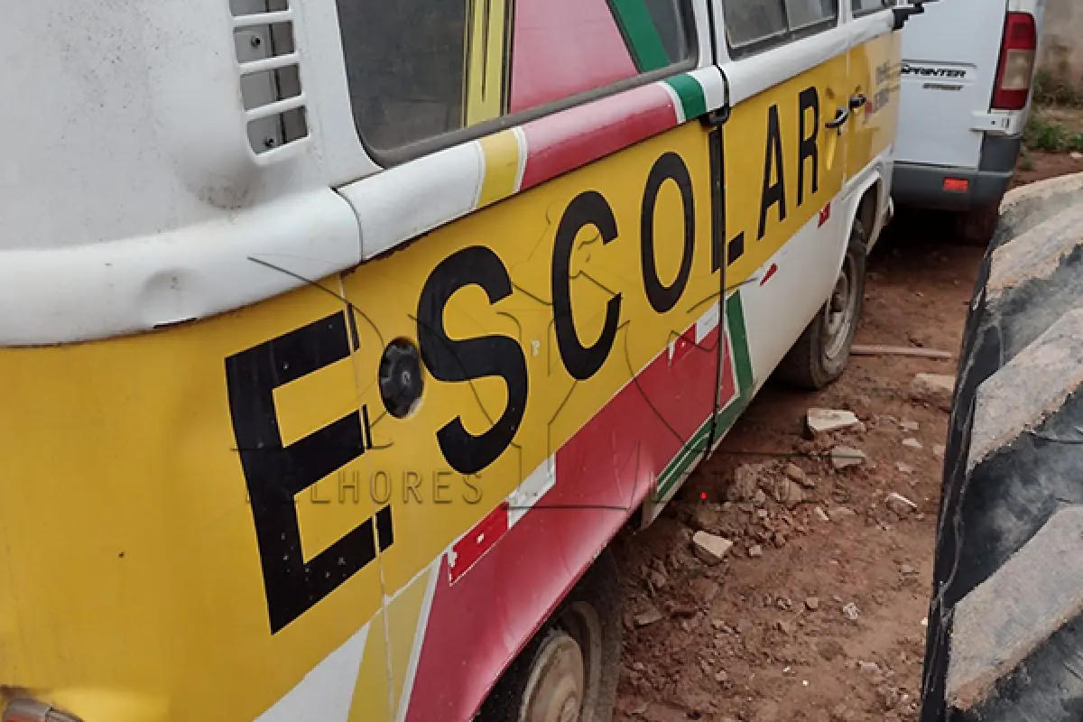 LOTE 004 - VW KOMBI ESCOLAR - PLACA HLF6313 - ANO 2011 2012