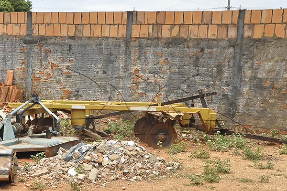 LOTE 010 - 1 MINI ROLO COMPRESSO, 3 IMPLEMENTOS E 1 BICICLETA ELETRICA