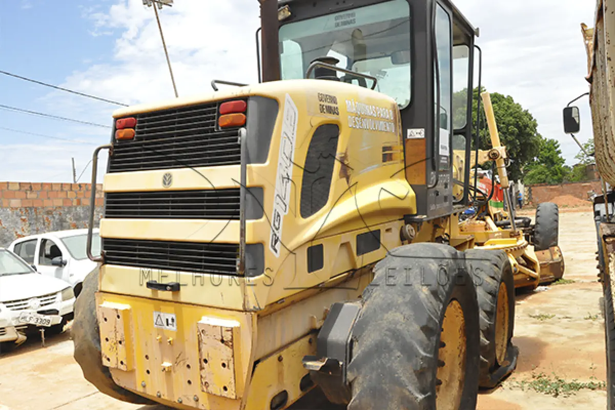 LOTE 009 - MOTONIVELADORA - RG140.B BASE – ANO 2006
