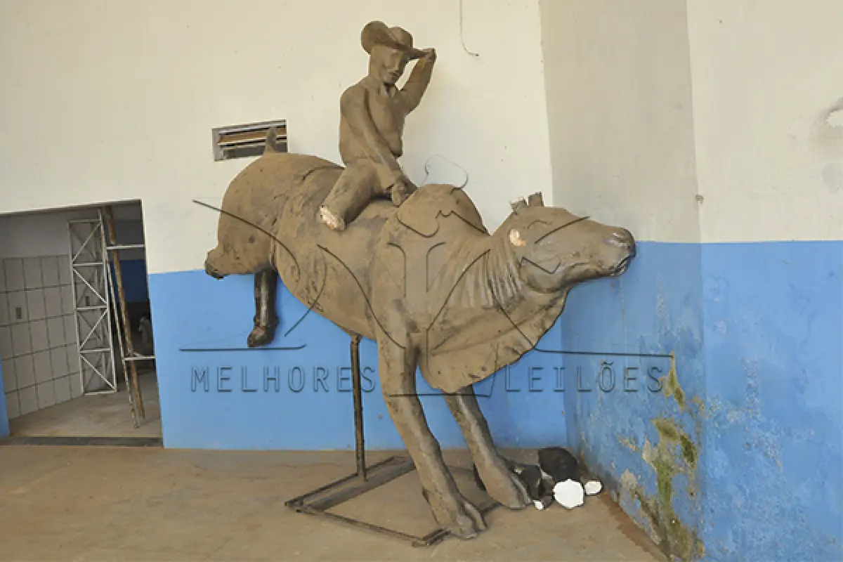 LOTE 011 - SUCATA - ESTATUA