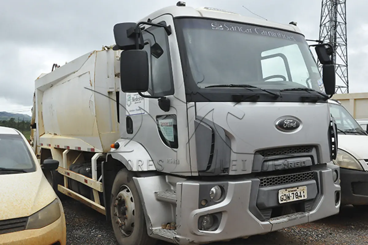 LOTE 001 - FORD CARGO 1519 B - PLACA GOW-7841 - ANO 2012 2013 - COR PRATA