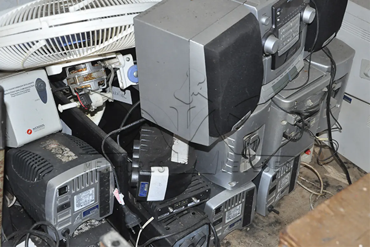 LOTE 013 - SUCATA - FERRO - ELETRONICA - INFORMATICA  - MONTANTE