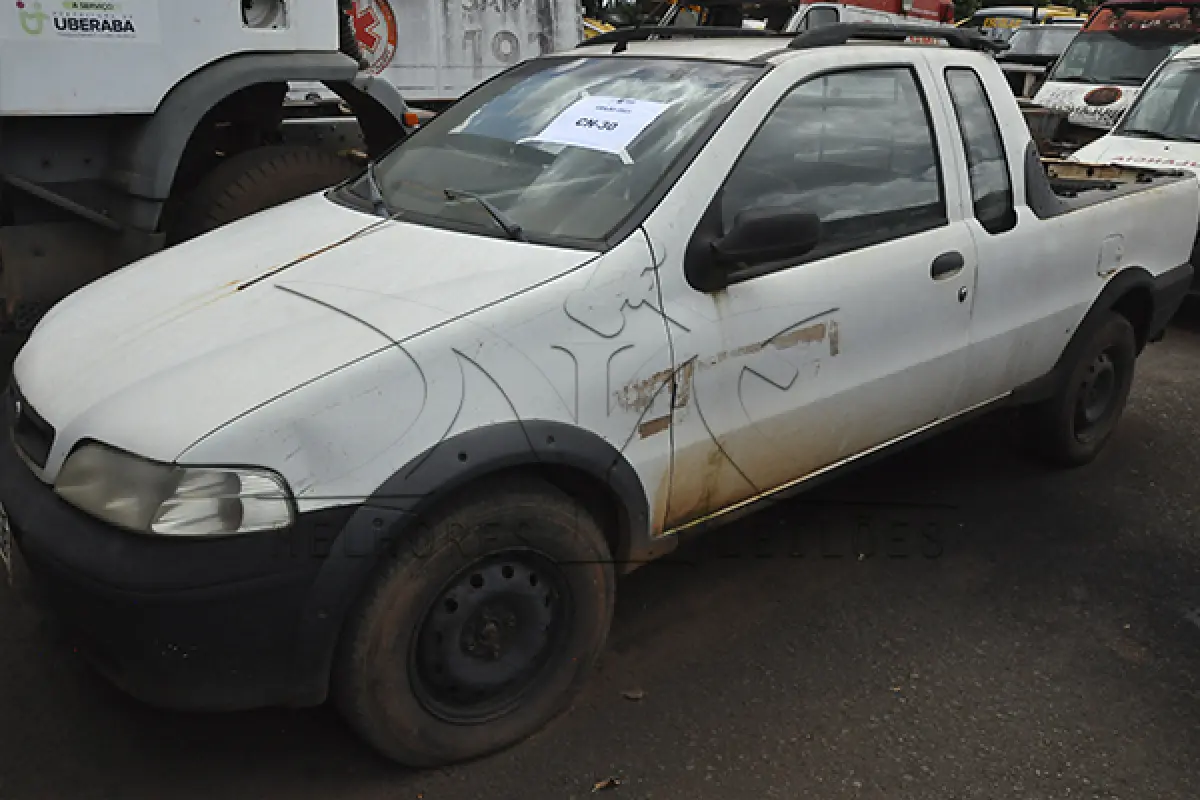 LOTE 040 - Fiat Strada Fire CE FLEX  - 2005 2006 - Branca  - HMN-3815