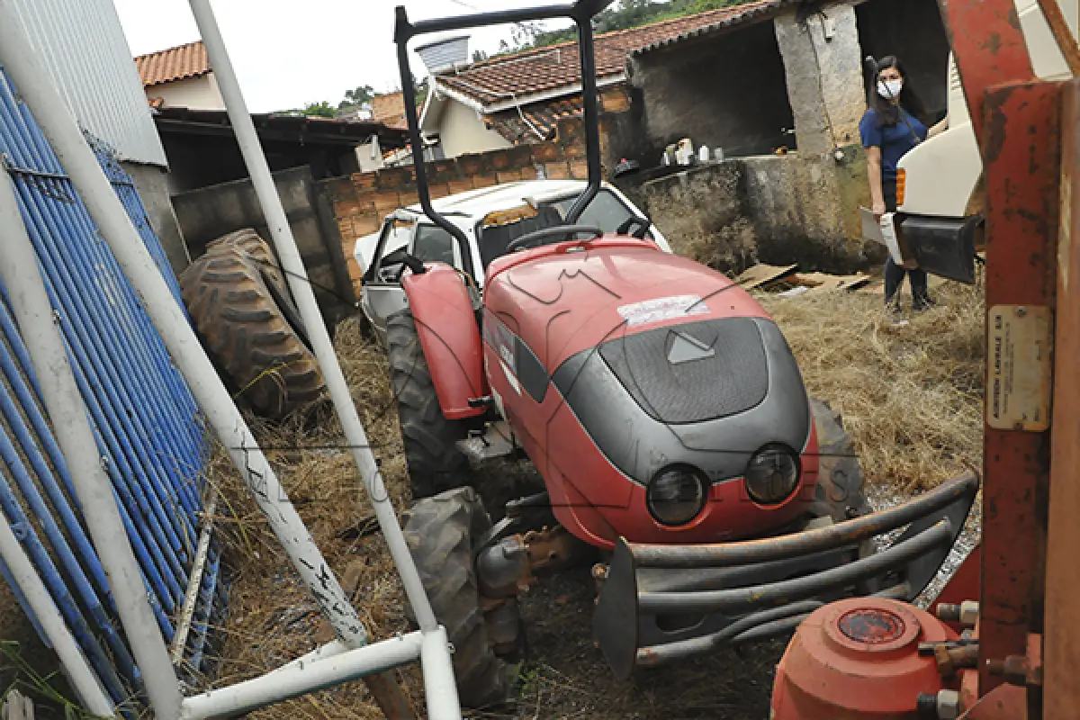 LOTE 008 - TRATOR AGRICOLA  AGRALE MODELO 42304  CARRETA ROÇADEIRA PULVERIZADOR - ANO 2007 - COR VERMELHA