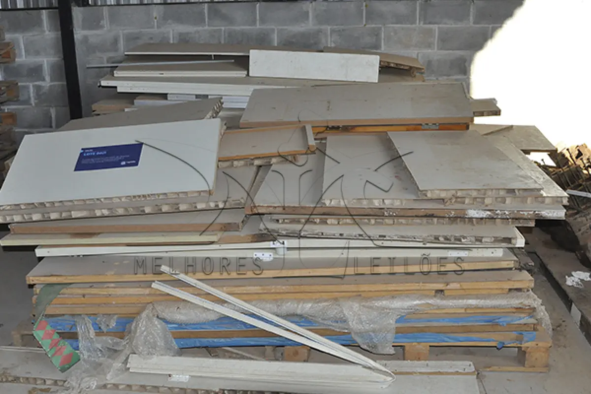 LOTE 021 - SUCATA - MONTANTE - DERIVADO DE ESCRITORIO