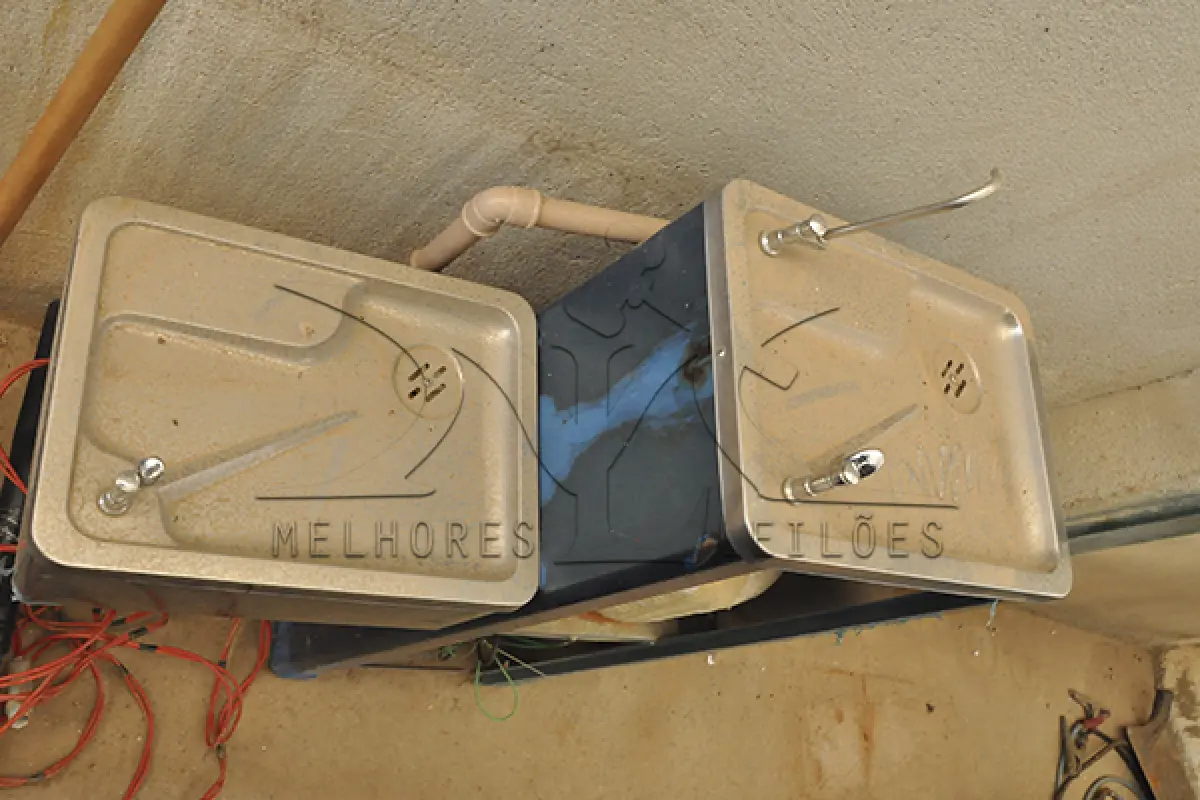 LOTE 007 - SUCATA DE BATERIAS, PNEUS E PEÇAS