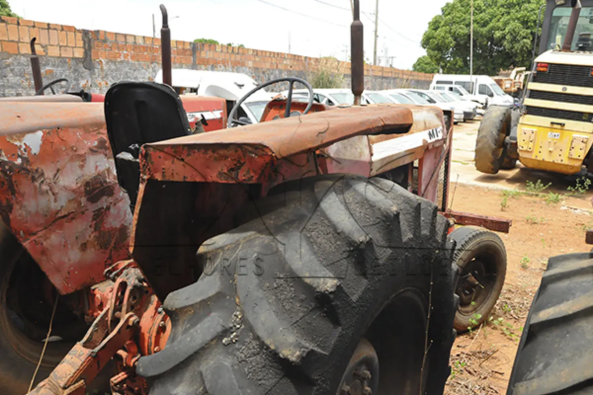 LOTE 003 - TRATOR MASSEY FERGUNSON ON 275 - ANO S.ID